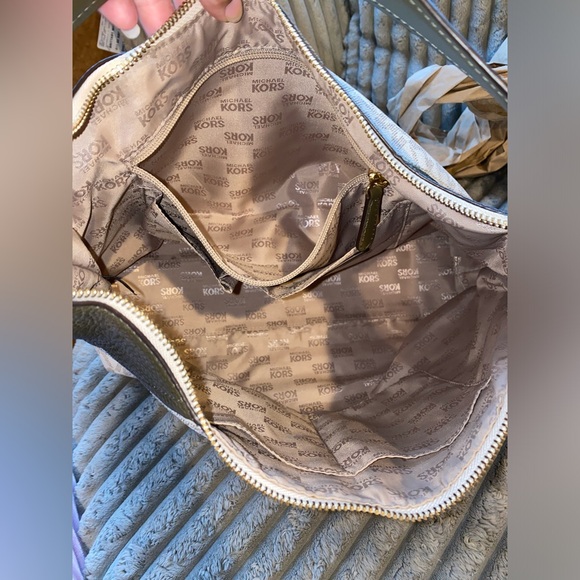 Michael Kors Aria Medium shoulder bag - Picture 6 of 11